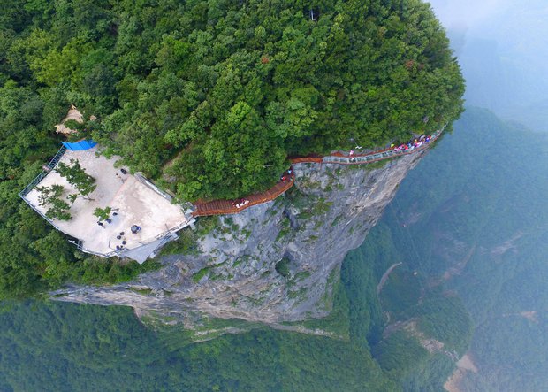 Read more about the article Terrifying glass skywalk with 4,600ft drop opens in China