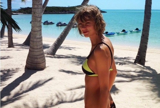 Read more about the article 7 Pictures that Proves That Taylor Swift Shows Has Got  Hot Bikini Body
