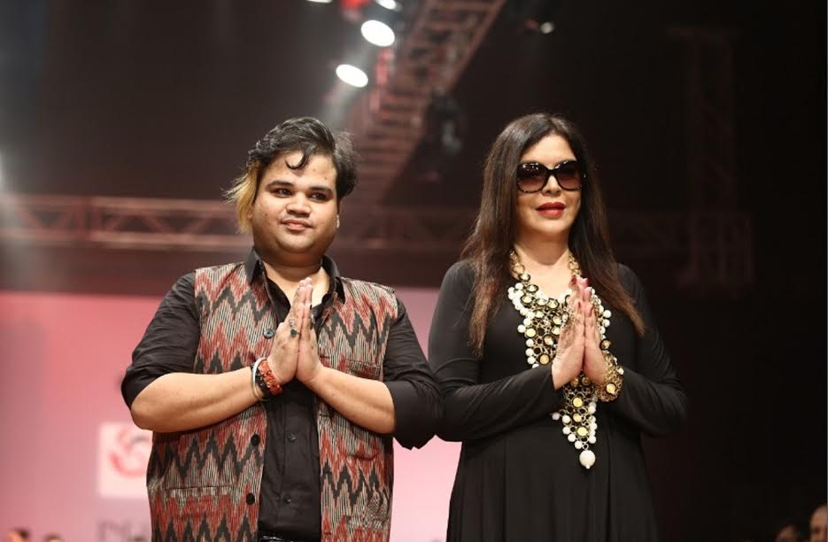 Read more about the article Bollywood diva Zeenat Aman dazzled the ramp as a showstopper at India Runway Week