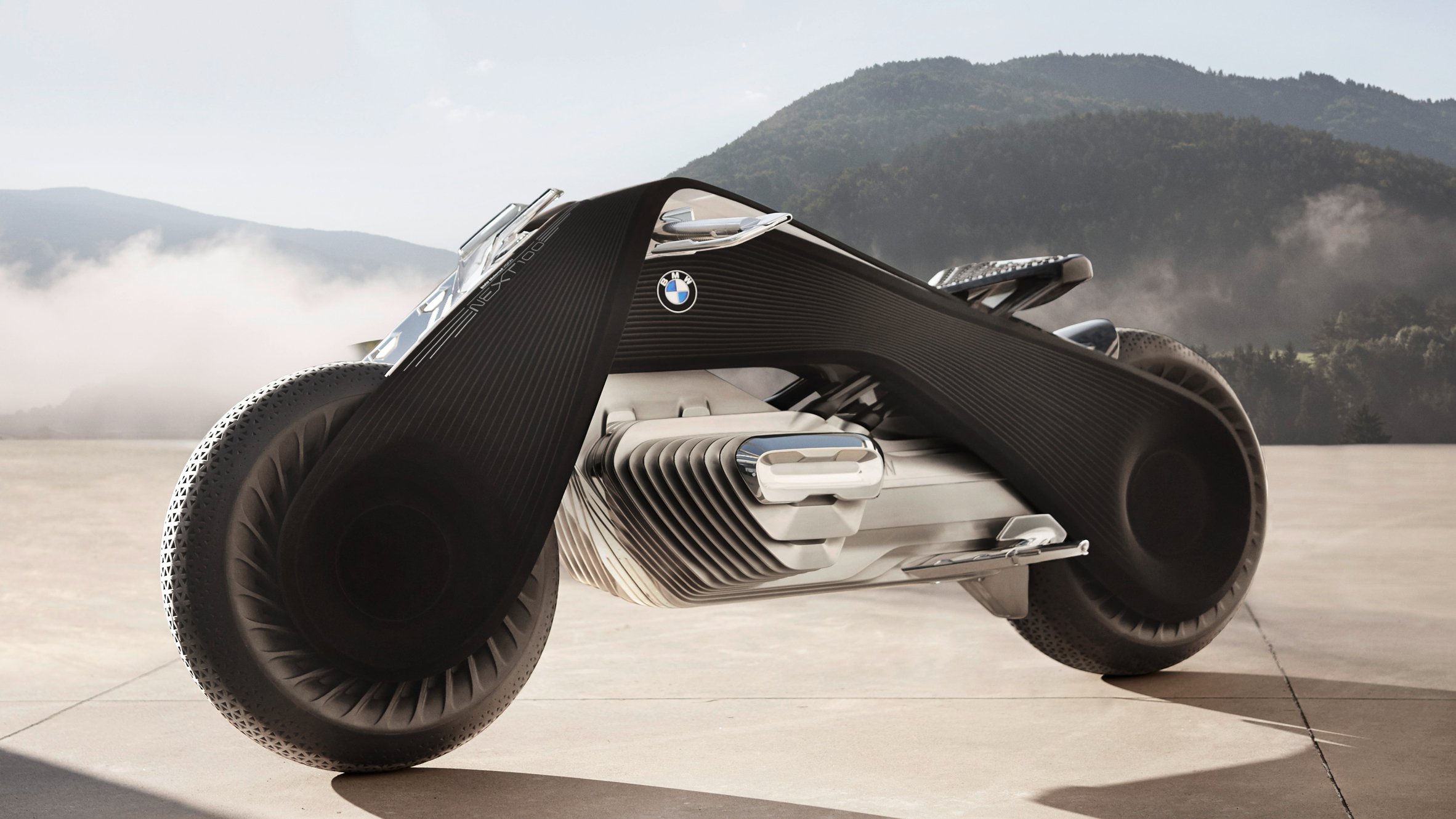 You are currently viewing BMW unveils super-safe motorcycle that can’t fall over