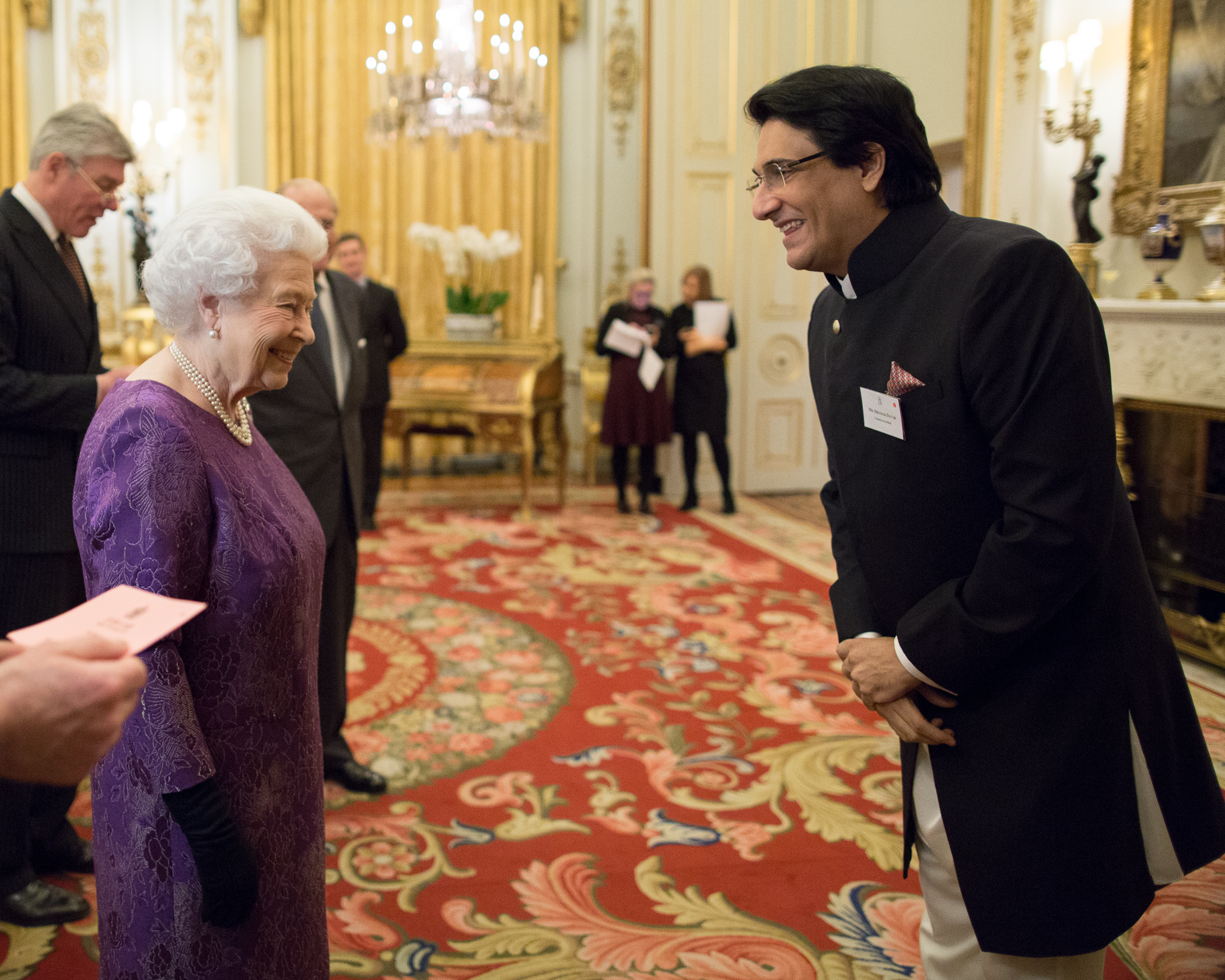 You are currently viewing Shiamak Davar truly humbled and honored with the opportunity to meet The Queen at The Buckingham Palace