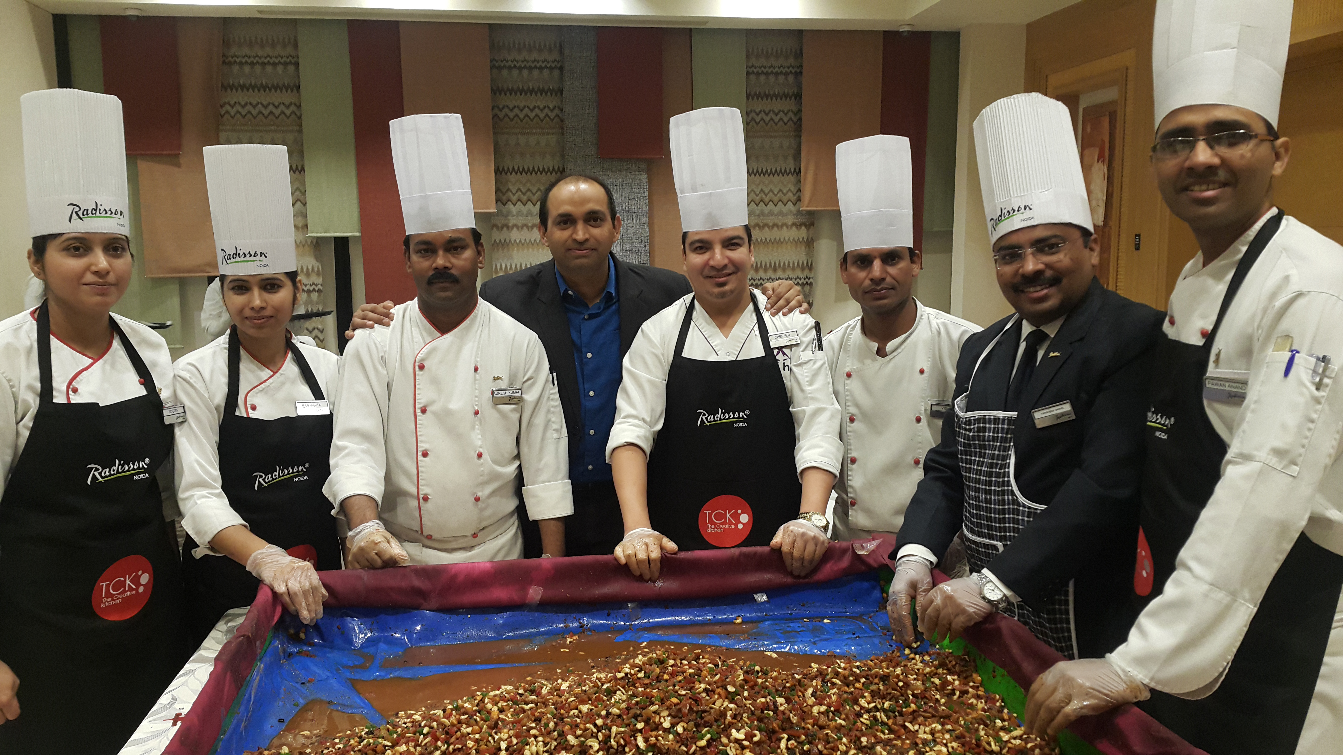 You are currently viewing RADISSON NOIDA WELCOMES THE YULETIDE WITH THE ANNUAL CAKE MIXING CEREMONY
