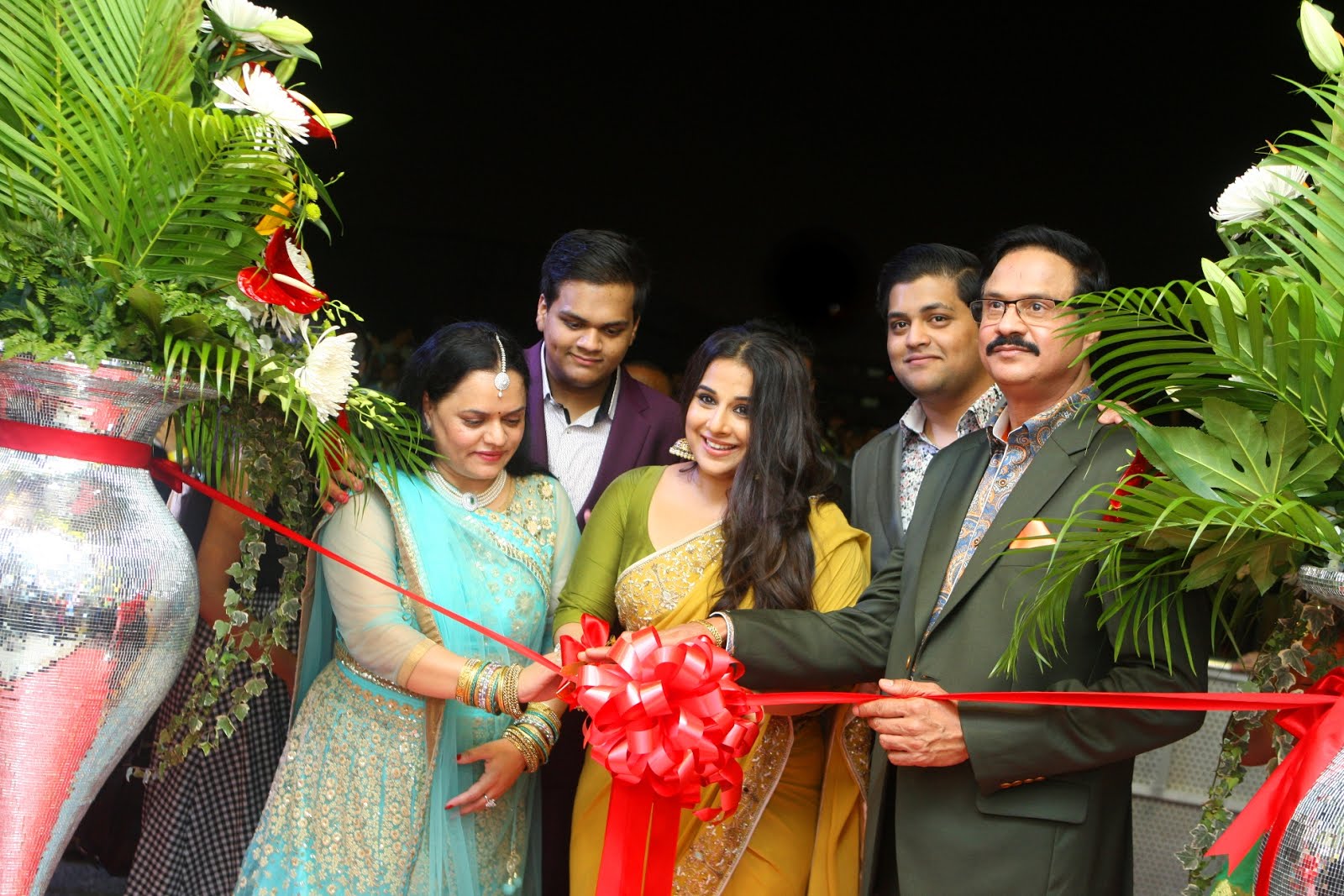 You are currently viewing Actresses Vidya Balan and Dia Mirza inaugurate Al Adil stores in Dubai
