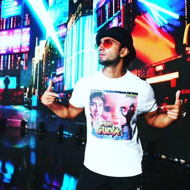 Read more about the article Ranveer Singh the most stylish man of the B-town left everyone stunned with a PapiGudia tee shirt for the film fare